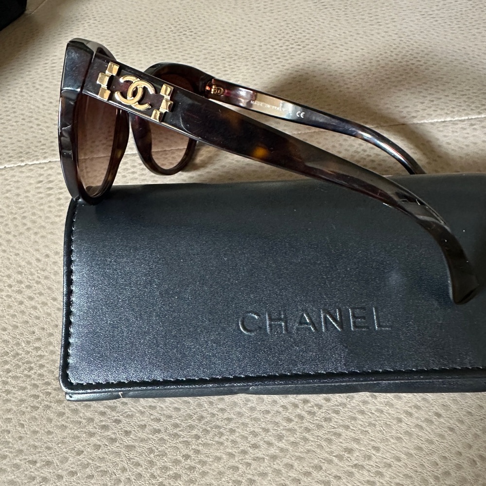 CHANEL Brown Tortoiseshell Round Sunglasses - Picture 2 of 5